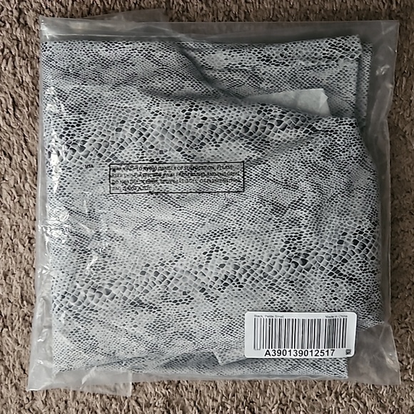 *NWT* Attitudes by Renee Python Print Top - Picture 9 of 11